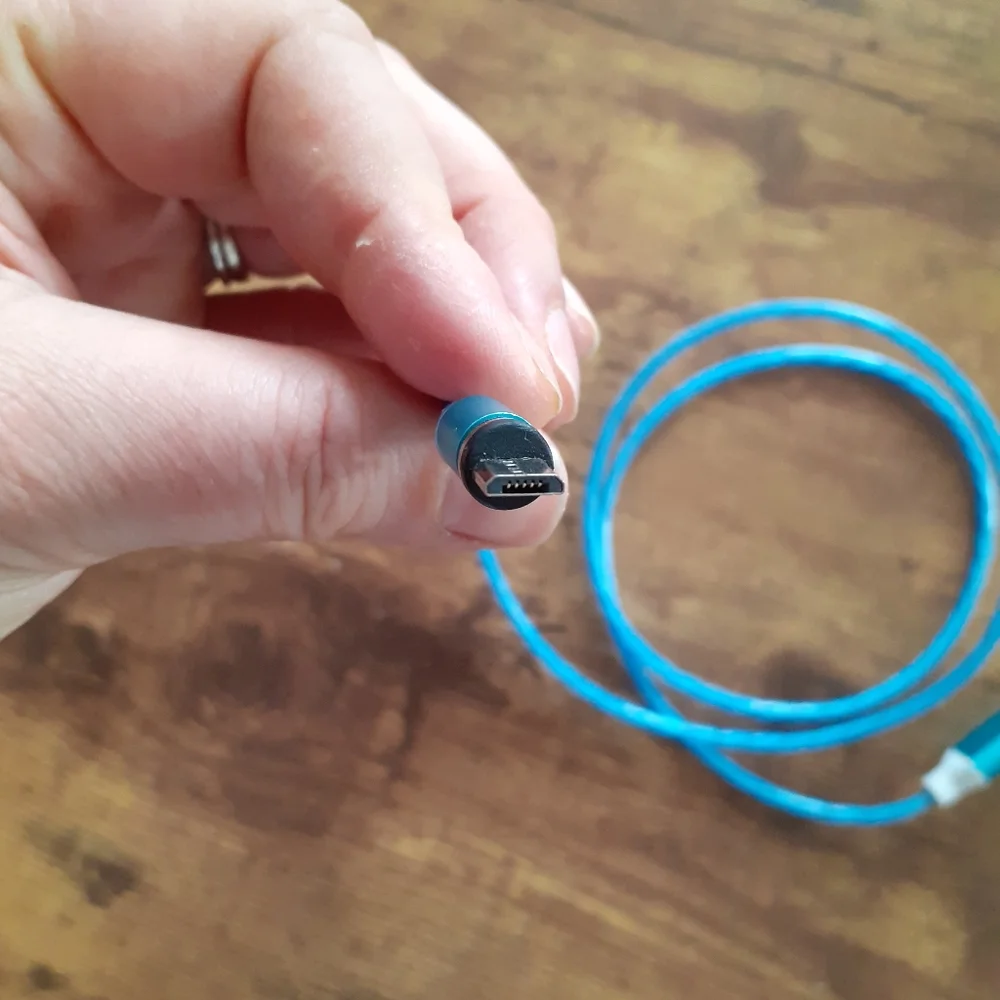 Magnetic light up USB charger